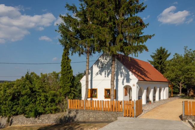 D9 Cottage, Csesznek